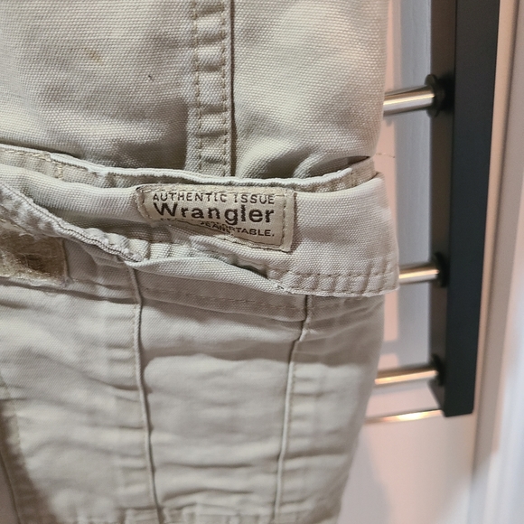 men wrangler cargo shorts - Picture 2 of 3